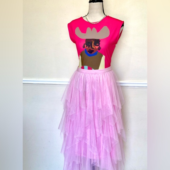 Zara graphic bodysuit (L); Pink tutu skirt (L) - Picture 3 of 5